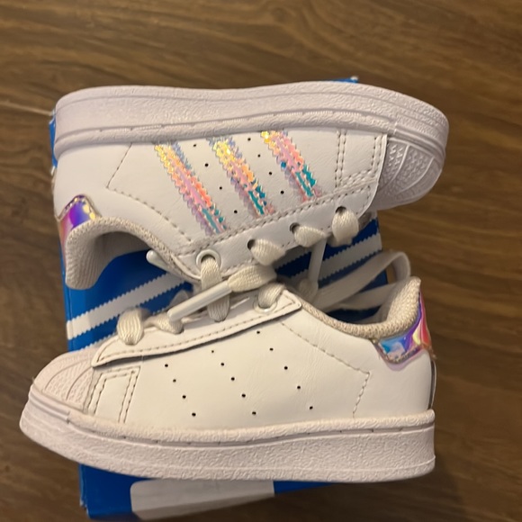 Adidas Iridescent shell toes 4k - Picture 3 of 4